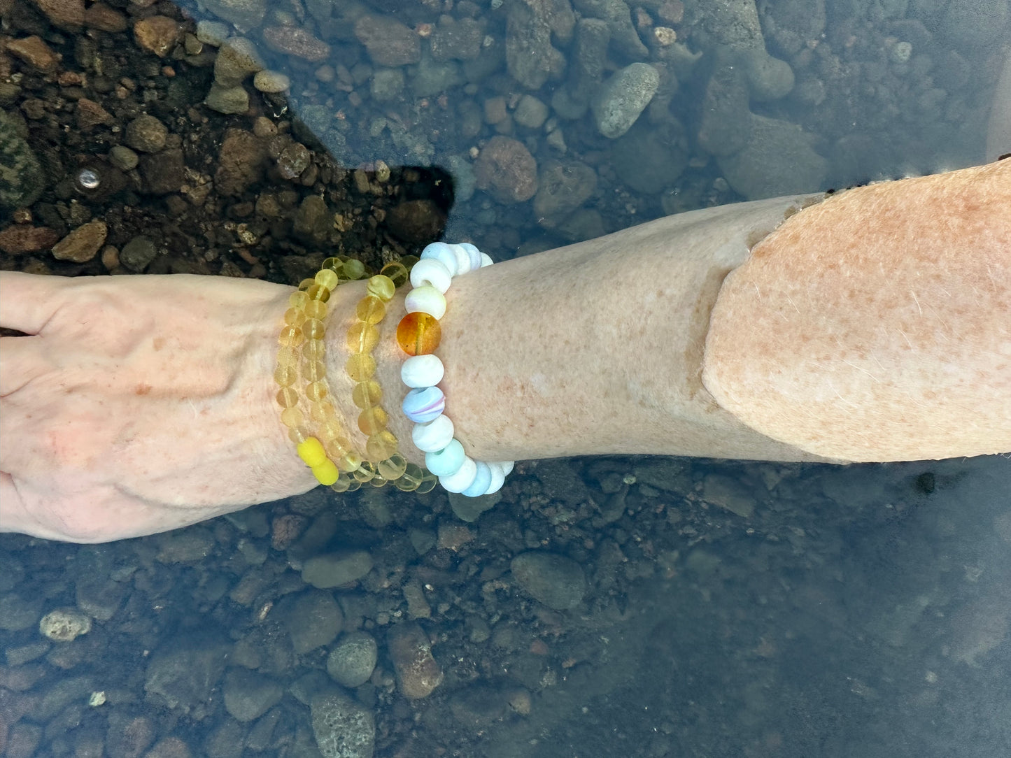 Bracelet with ocean plastic and polished amber